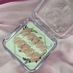 NudePink (S);Short Almond - Snygga gelé lösnaglar i nude färg med glansig finish och almondform. Kommer i storlek  S: 15 mm, 11,5 mm, 12 mm, 11 mm, 9 mm. Perfekta för dig som vill ha en clean och stilren look. 