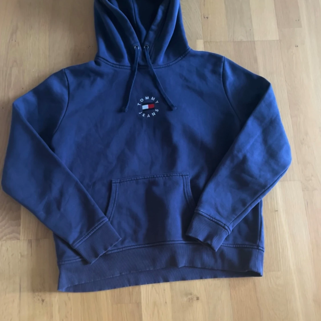 Blå hoodie Tommy Jeans med logga - 3
