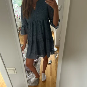 Blå spetsklänning - Supersöt blå kortklänning i spets med v-ringning och trekvartsärmar. Den är från Vero Moda i strl L och är knappt använd. Hör av dig vid frågor!!🤍🤍