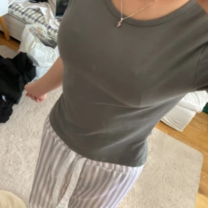 Mörkgrå basic t-shirt - En enkel och stilren mörkgrå t-shirt med rund halsringning. T-shirten har en normal passform och är tillverkad i mjuk bomull, perfekt för en chill och avslappnad look.