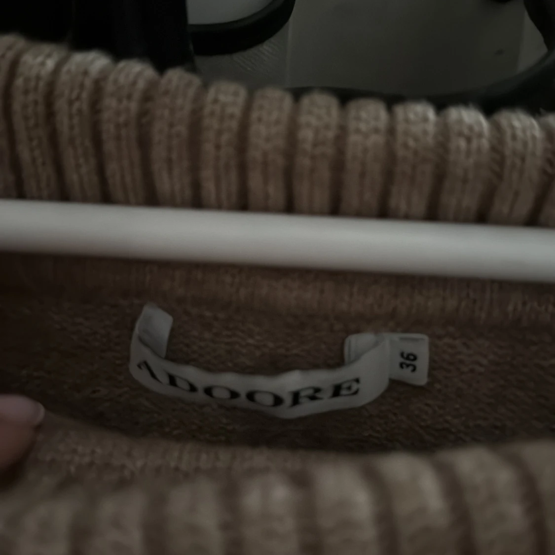 Beige stickad offshoulder tröja Adoore - 2