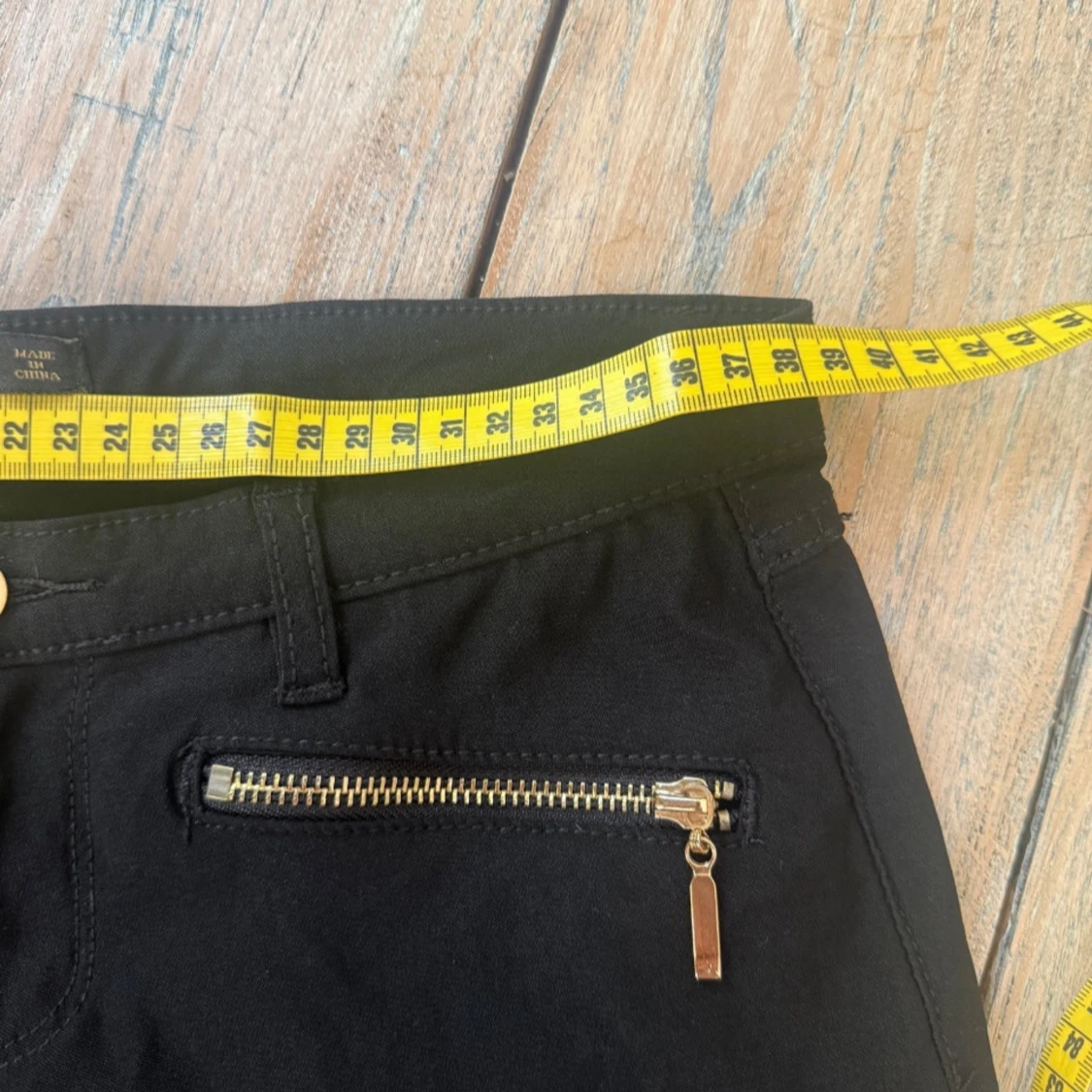 Svarta byxor med dragkedjor från MONDAY - 3