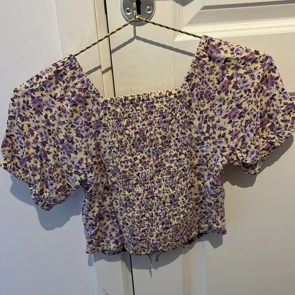 Lila blommig blus från Lindex - 3