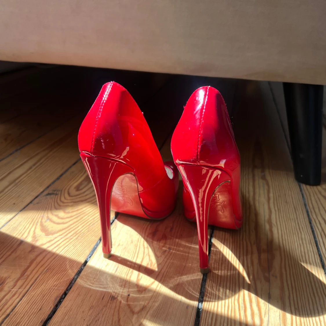 Röda stilettklackar i lack - 3