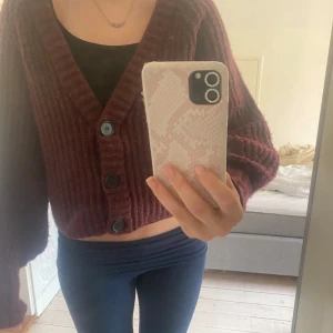 Vinröd kofta med knappar❤️ - Mysig vinröd kofta med grovstickat material och stora svarta knappar framtill. 