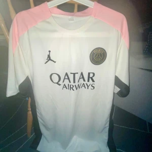 Psg tröja - Säljer min psg tröja eftersom den kom fel storlek, tröjan är helt ny o aldrig använd, skicka gärna om du är intresserad o sen kan vi diskutera pris.               Storlek:l/M