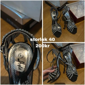 Svarta Klackskor Med Silver Detalj  - oanvända, storlek 40