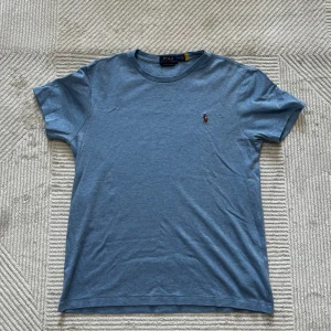 Ralph Laurent T-shirt | M - Blå Ralph lauren T-shirt | mycket fint och skick och har inga defekter | har du några funderingar tveka då inte på att höra av dig | ⚜️