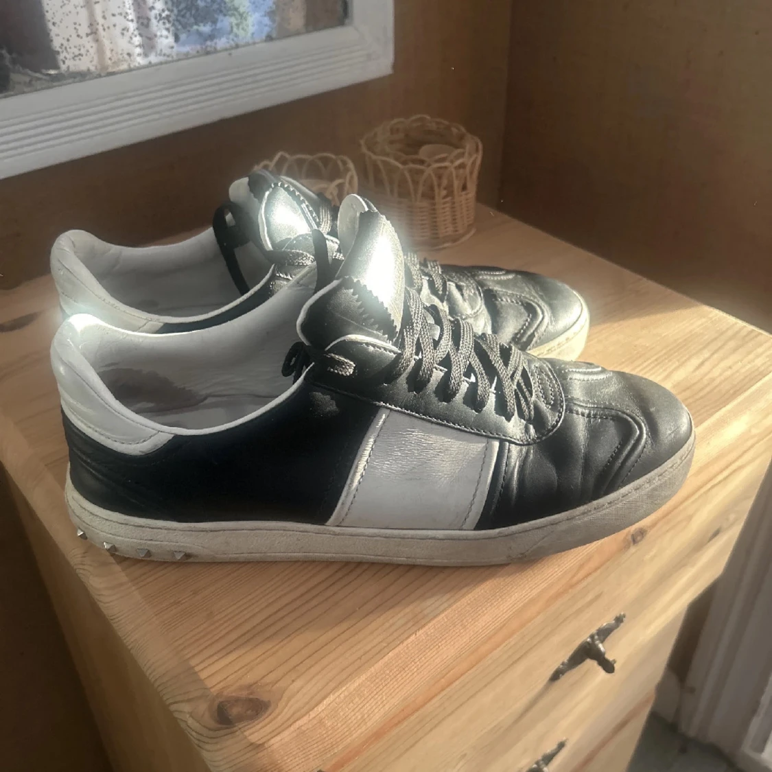 Valentino Garavani svartvita sneakers - 1