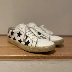 Saint Laurent  skor  - Säljer nu dessa feta saint Laurent skorna i strl 40,5. Skorna är inte i toppenskick därav priset! Men skorna är såklart äkta! 