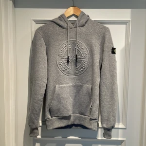 Stone Island  - En Stone Island hoodie i bra skick som sälj på grund av att den inte passar. Skriv vid fler frågor 