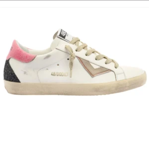 Vita 4B12 sneakers med glitterdetaljer - Snygga, golden goose liknande, vita sneakers från 4B12 med guldiga snören, rosa detaljer vid hälen och svart glitter baktill. Skorna har beige sula och en cool pilformad detalj i mocka på sidan. PAssar storlek 40-41. Nypris: 2100. Sparsamt använda och säljer pga att de är för små för mig. Smutsmärkena är menade att vara där och de köptes så. Pris kan ej diskuteras.❤️