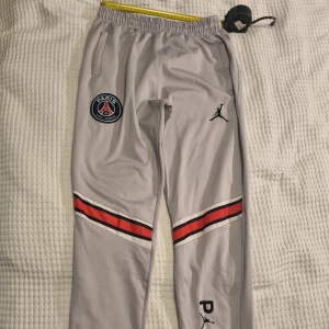 Byxor  - Byxor Jordan. Storlek uppskattad till L, tag saknas. Se bilder för mått. Se gärna även mina andra annonser och skapa bundles. 