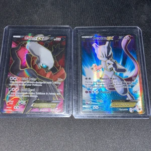 Pokémon EX-kort: Darkrai EX & Mewtwo EX - Två coola Pokémon EX-kort: Darkrai EX och Mewtwo EX! Perfekta för samlare och fans av Pokémon. Korten har snygg holografisk design och är skyddade i plastfickor. Ett måste för dig som vill ta din samling till nästa nivå!