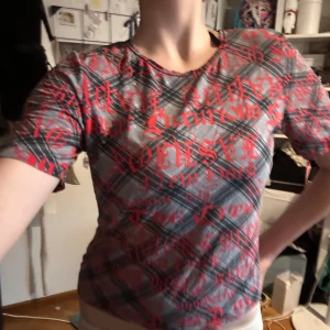 Röd, svart, grå T-shirt  - Köpt second hand många år sedan 