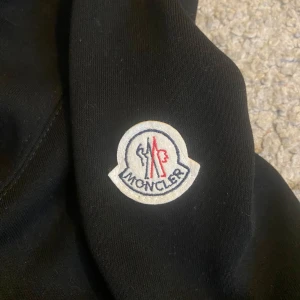 Svart sweatshirt från Moncler S - Säljer denna svart moncler tröjan, har använt den ett par gånger. 