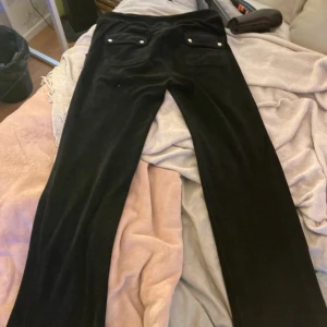 Juicy byxor  - Oppsss kom privat köp inte i Plick  Vanliga juicy byxor med fickor jätte fina men använder inte passar mig som är 172cm köpta för 1100kr