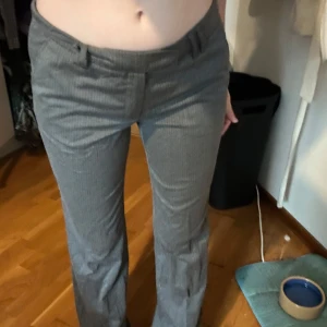 Pinstripe gråa byxor  - Min mammas från 2000' talet. jag rensar min gadrob och den används ej längre 