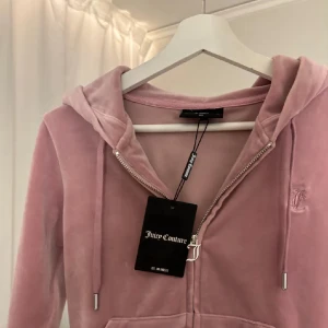 Juicy Couture kofta rosa 💕 - Helt oanvänd med prislapp kvar. Storlek XS 💞