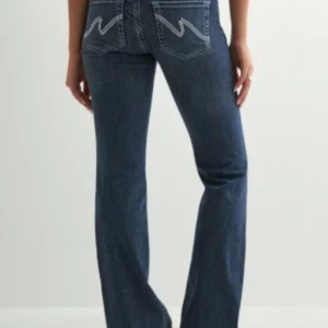 Jeans från Nelly  - Jeans i nyskick från Nelly. Bara provade en gång och glömde skicka tillbaka. Storlek 36. Nypris:699