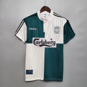95/96 LIVERPOOL (RETRO) - Retro Liverpool fotbollströja från Adidas med klassiskt Carlsberg-tryck. Tröjan har halv-halv design i vitt och mörkgrönt, med svarta Adidas-ränder på axlarna och klubbmärke på bröstet. Tillverkad i glansigt, lätt polyestermaterial och kortärmad modell. Leverans 5-20 dagar. 