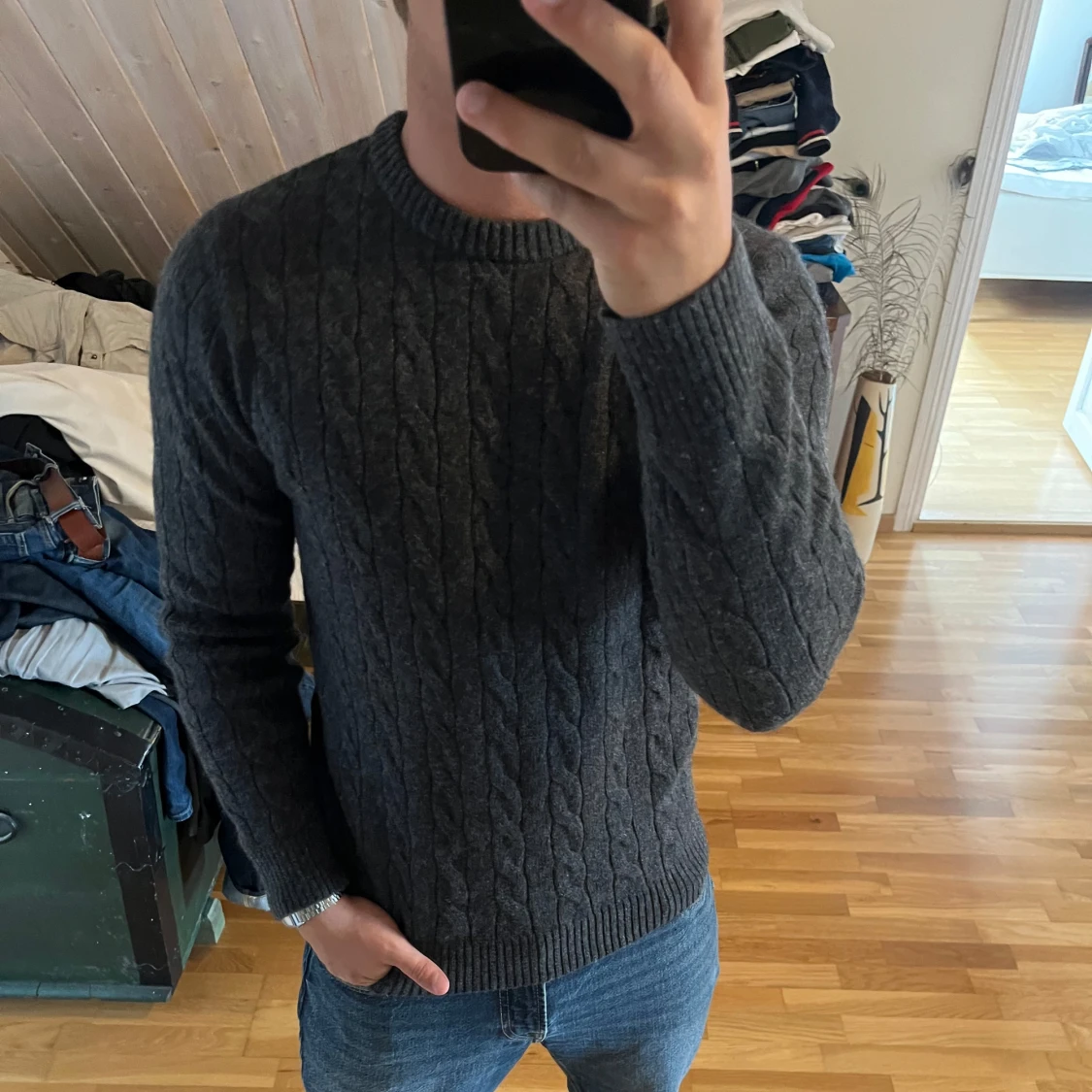 Mörkgrå kabelstickad