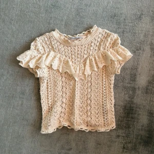 Beige stickad blus med volang Zara - Super gullig virkad blus ifrån Zara! Storlek S men passar även XS. Bra skick och använd fåtal gånger. Köptes begagnat som mycket bra skick. 🩷