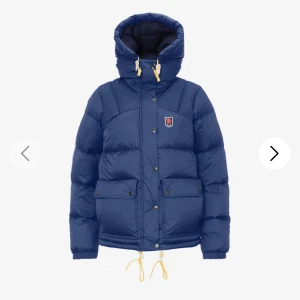 Fjällräven dunjacka med huva - Snygg Fjällräven jacka säljer för den kommer ej till användning 