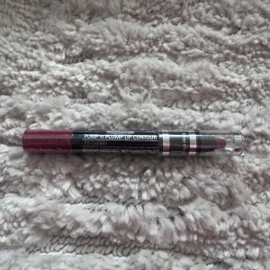 Läppenna från IsaDora - Snygg läppenna från IsaDora i färgen 72 cherry. Perfekt för att definiera och framhäva läpparna med en fyllig effekt. Enkel att applicera med en krämig konsistens. Helt ny och oöppnad❣️