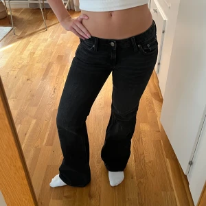 Low waist bootcut jeans - Snygga svarta low waist boocut jeans från weekday!!💞 storlek 26/32, midjemått rakt över: 39 innebenslängd: 77 cm