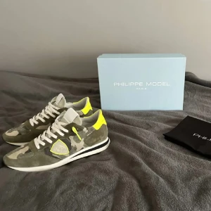 Philippe model trainers - Säljer ett par otroligt snygga, sällsynta och stilrena Philippe model trainers i storleken 41. Skick 9/10 | allt ingår dvs box, äkthetsbevis, dustbag, creaseskydd mm. | skorna är endast använda ett fåtal gånger och känns som nya | nypris 3500 , mitt pris 1599 | Hör av er vid fler funderingar och bilder