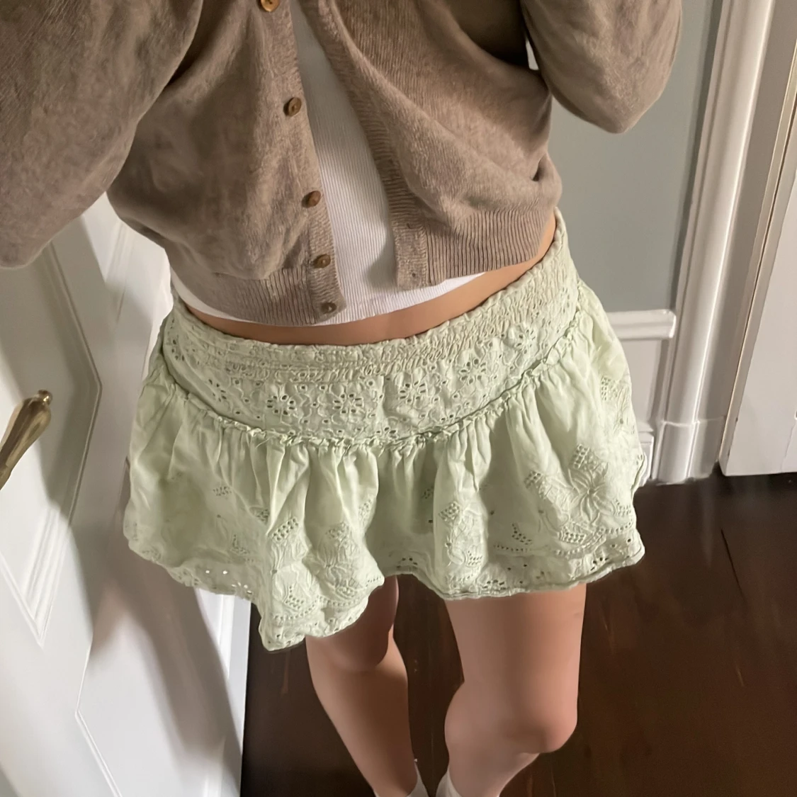 Ljusgrön broderad kjol zara