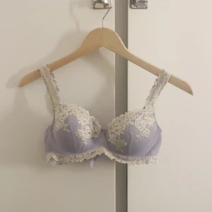 Intimissimi bh - Ljuslila intimissimi bh som jag ej tror finns kvar? Inte på hemsidan iaf. Köpt i butik. Nypris 519kr mitt pris 440kr, använd ett fåtal gånger så i superfint skick!!🤍 OBS!!!!! har fler intimissimi bh i min profil 🤗