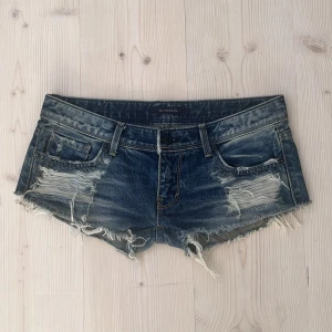 Blå lågmidjade shorts🥰 - Säljer dessa skitsnygga lågmidjade jeansshorts från blue skin, väldigt bra skick förutom att det fanns ett litet hål som är igensytt och det syddes för längesen så det håller bra, skriv för frågor🥰 midjemått rakt över 40 😊Har inga bilder på då dem ej passar!