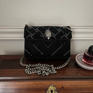 Kurt Geiger väska  - Såå fin unik svart Kurt Geiger väska med mönster av små stenar. Väskan har en detalj som man kan välja att ta av eller ha på. Nästan aldrig använd så i nyskick och nypris är över 2000kr. Tillkommer dustbag❤️😻💕🔥