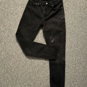 Svarta jeans från Nudie Jeans - Snygga och unika  jeans från Nudie med en slim passform🔵Byxorna har en klassisk femficksdesign och är tillverkade i ett slitstarkt material🔵