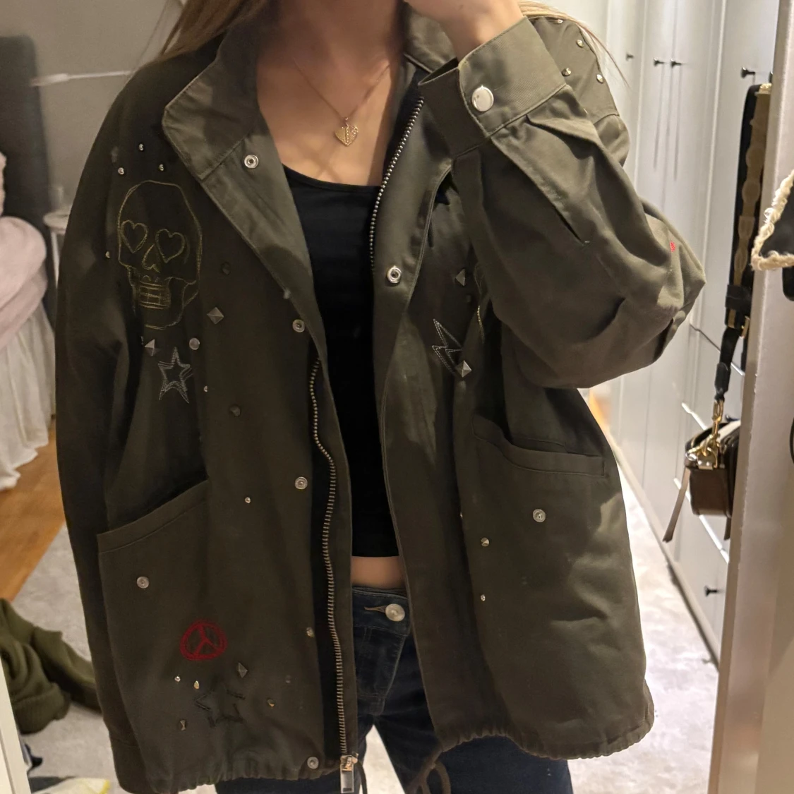  jacka med nitar och tryck