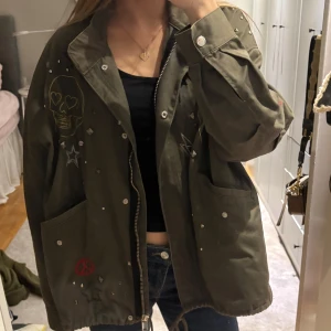  jacka med nitar och tryck - Snygg jacka med coola tryck och nitar perfekt nu till våren🌸🌸🌸