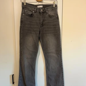 Grå jeans från Gina tricot - Snygga grå jeans från Gina tricot med en klassisk femficksdesign. De har en rak passform och är tillverkade i ett bekvämt denimtyg. Perfekta för en stilren look. Aldrig använda då det var en strl för liten.
