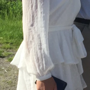Vit klänning - Vit volang klänning från Gina tricot. Endast använd en gång när jag konfirmerades. Fint skick. Strl 36