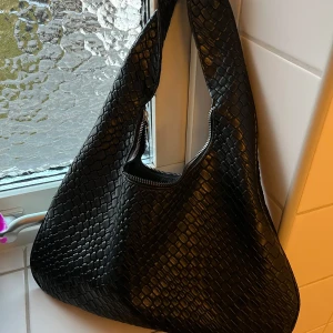 Svart väska  - Säljer denna svarta väska , köpt på Sellpy , mycket smidig väska med bra mycket plats ! Säljer för 90