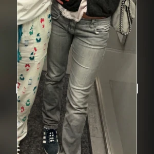 Lågmidjade jeans - Ljusgrå lågmidjade jeans. Skulle uppskatta storlek 34, men man ser iaf hur de sitter på på bild 1.