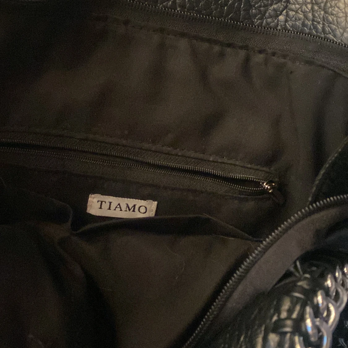 Svart axelväska med kedjedetaljer - 2