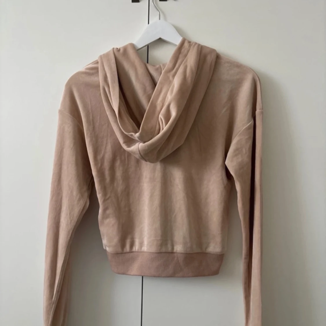 Beige hoodie från Bik Bok - 2