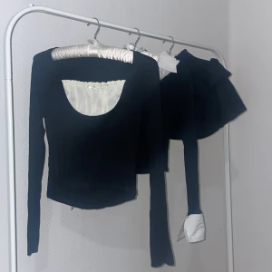 Set: 2 långarmad toppar + 1 kjol - Köp separat: en för 40kr. Köp alla tre i den här annonsen för 100kr.