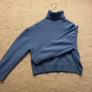 Blå stickad polotröja från H&M - Jätte fin blå polo tröja från HM. Den är lite nopprig annars jätte fin utan missfärgningar osv. Färgen är som på första bilden, sista bilden fick nåt konstigt ljus🩷