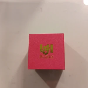 L8hasselblad örhänge - Elegant silverörhänge med en fyrkantig blå sten. Den är helt som ny.