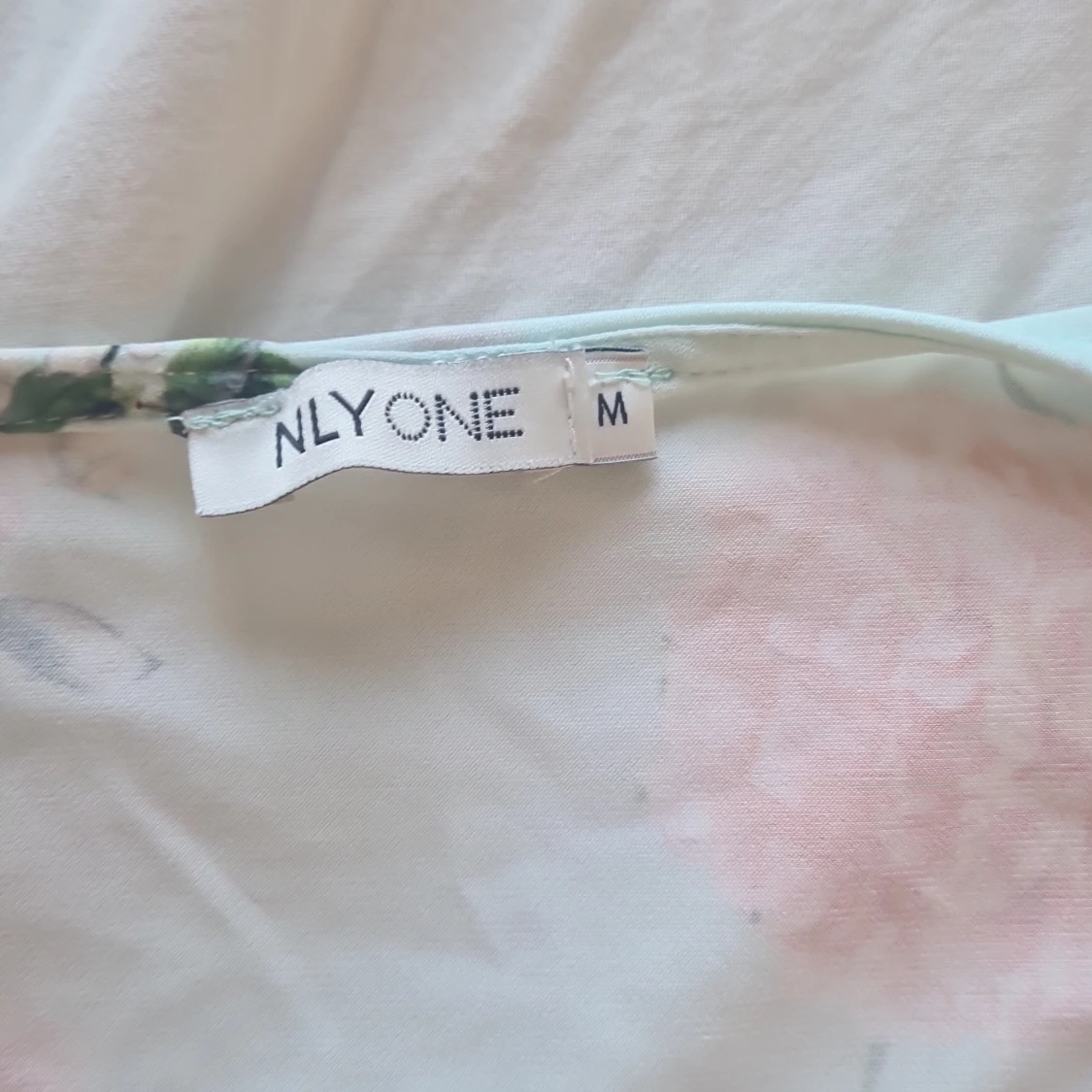 Blommig omlottopp från NLY One - 1