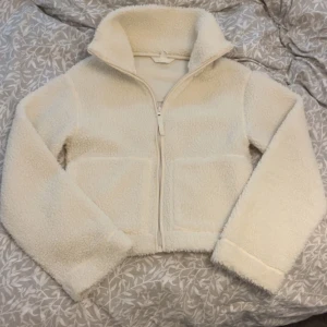 Teddyjacka från hm - Beige/vit teddy jacka från hm i storlek xs.❣️