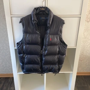 Ralp Lauren Väst - Väst från Ralph Lauren som är perfekt till våren. Det är storlek M och priset går att diskutera vid snabb affär!